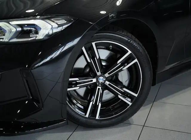 BMW 3 Series view 3
