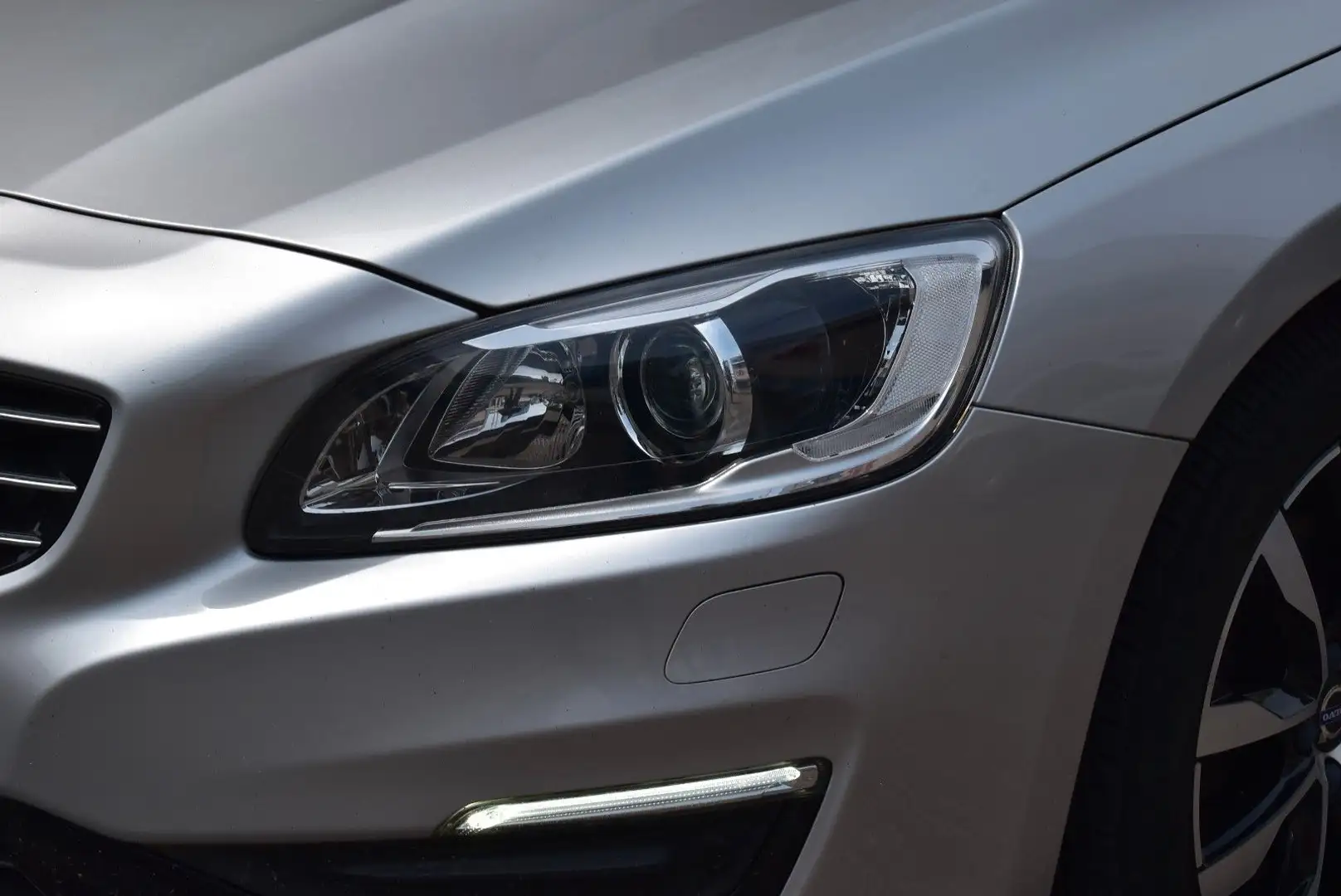 Volvo V60 Automatik*Leder*Voll Digital*Tüv Neu Silber - 2
