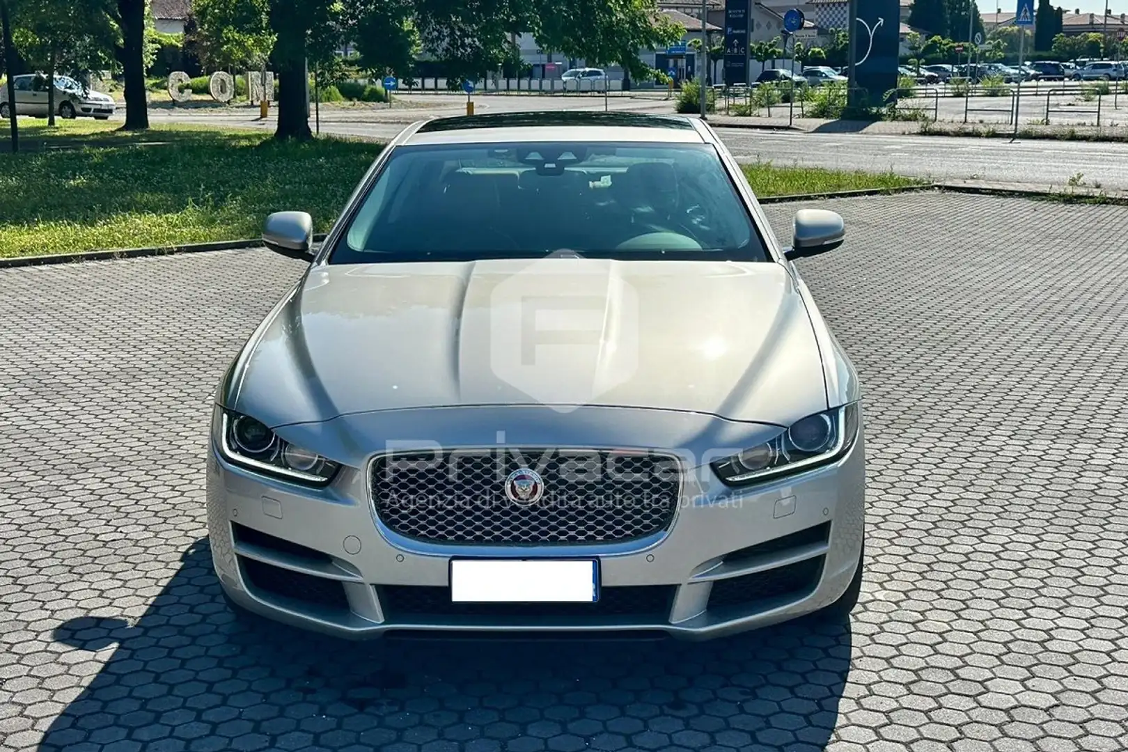 Jaguar XE XE 2.0 D Turbo 180 CV AWD aut. Pure srebrna - 2