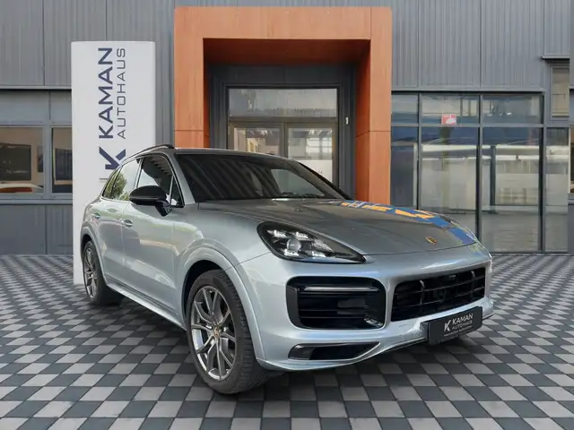 Porsche Cayenne view 3