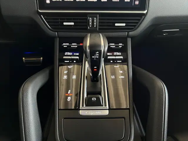 Porsche Cayenne view 8