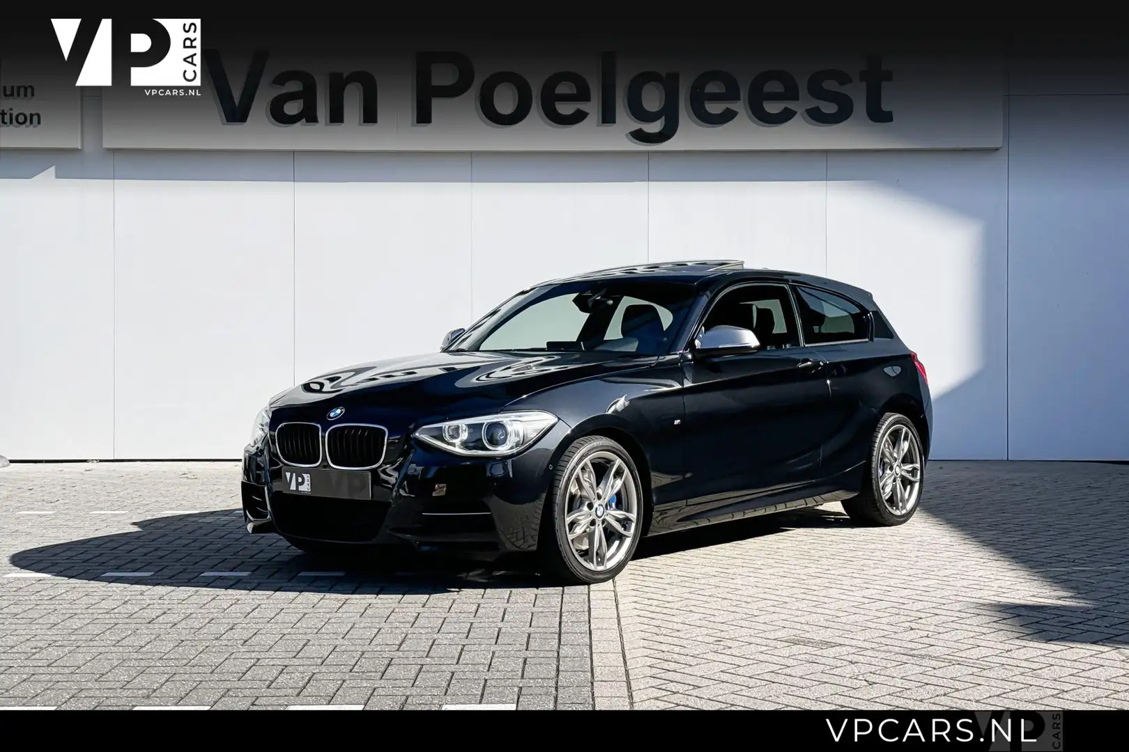 BMW 135 1 Serie M135i xDrive | Panoramdak | Stoelverwarmin Zwart - 1