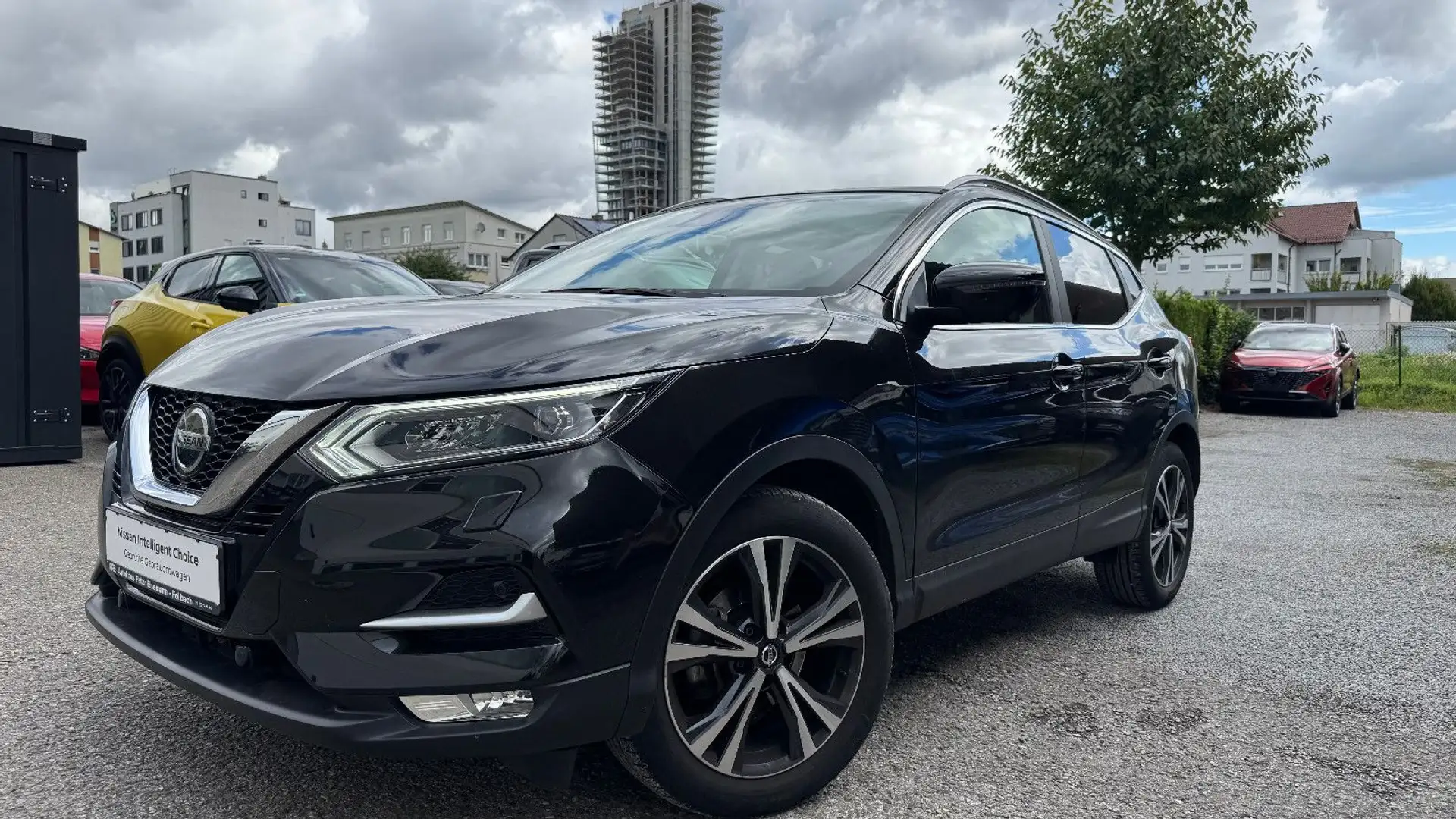 Nissan Qashqai 1.3 DIG-T DCT N-Connecta Schwarz - 1