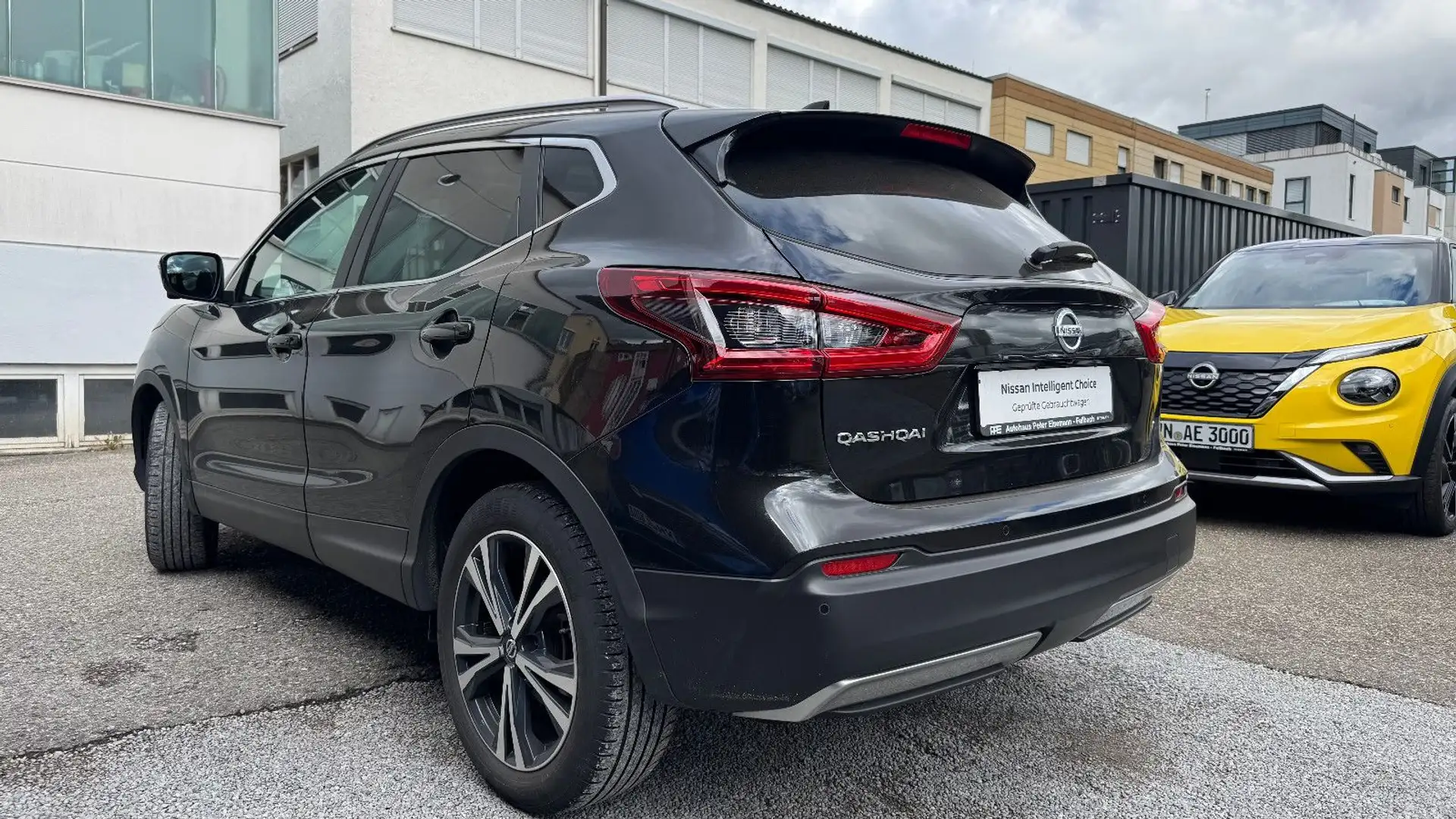 Nissan Qashqai 1.3 DIG-T DCT N-Connecta Schwarz - 2