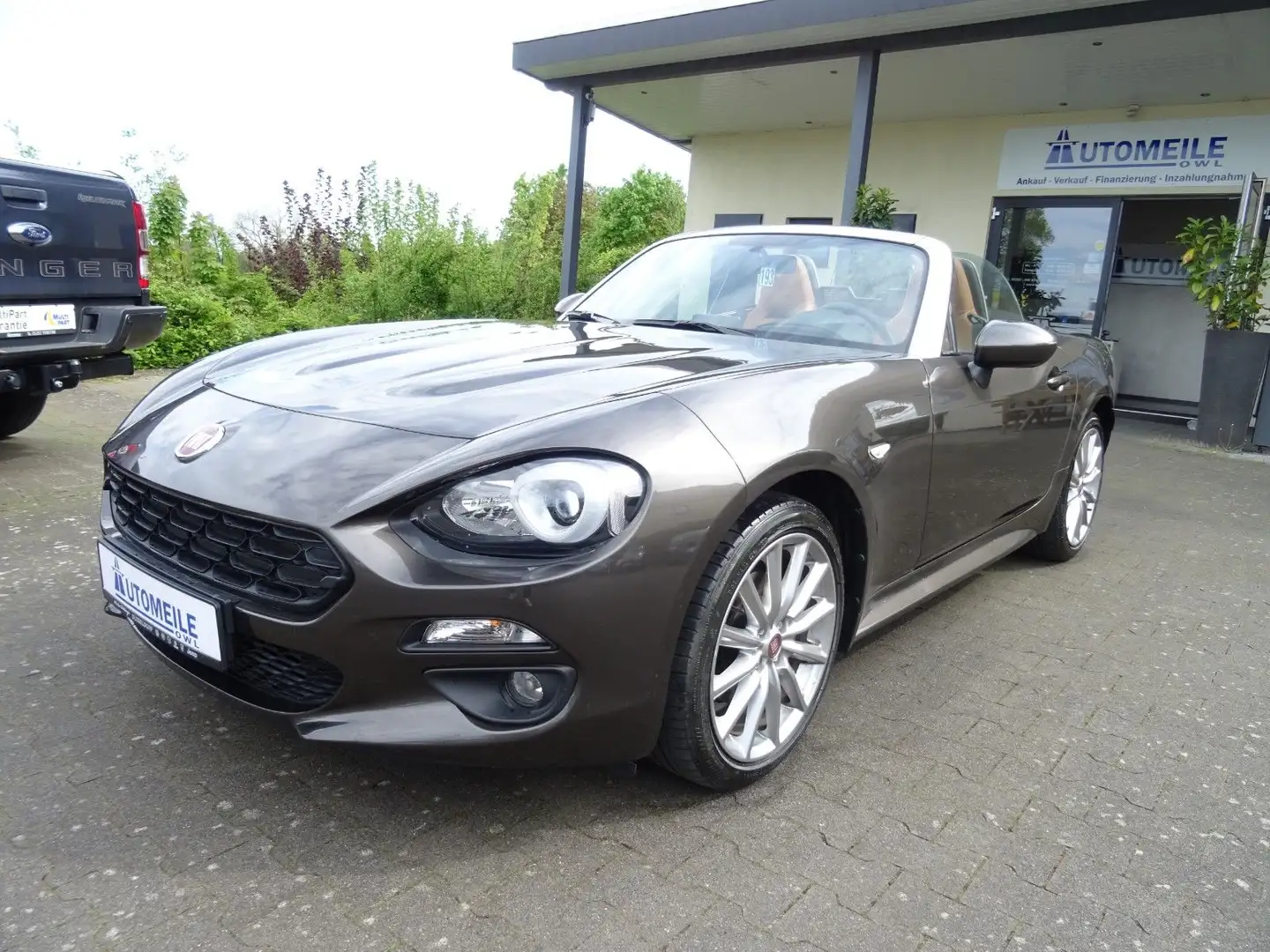 Fiat 124 Spider Lusso 1. HAND LEDER KAMERA SHZ PDC Braun - 1