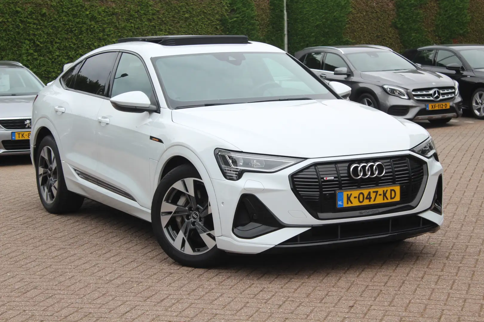 Audi e-tron Sportback 50 quattro S edition 71 kWh / Panoramada Белый - 1