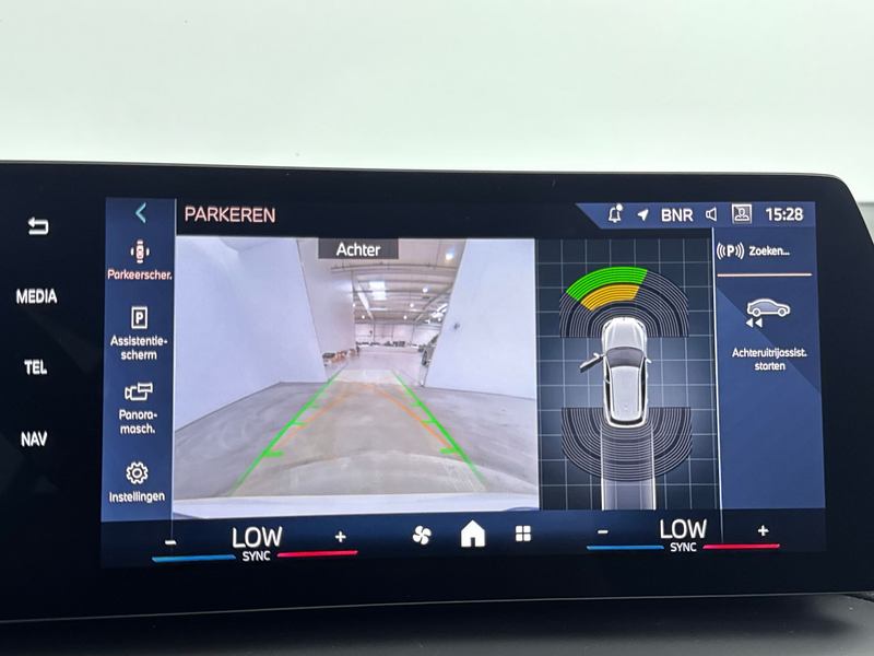 BMW 120 1 Serie Automaat / Achteruitrijcamera / PDC / Driv — photo 11