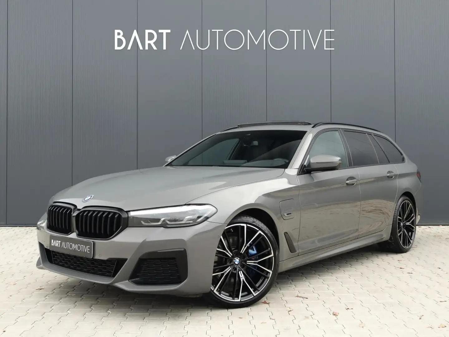 BMW 530 5-serie Touring 530e xDrive M Sport|Camera|Pano|Ha Grijs - 1