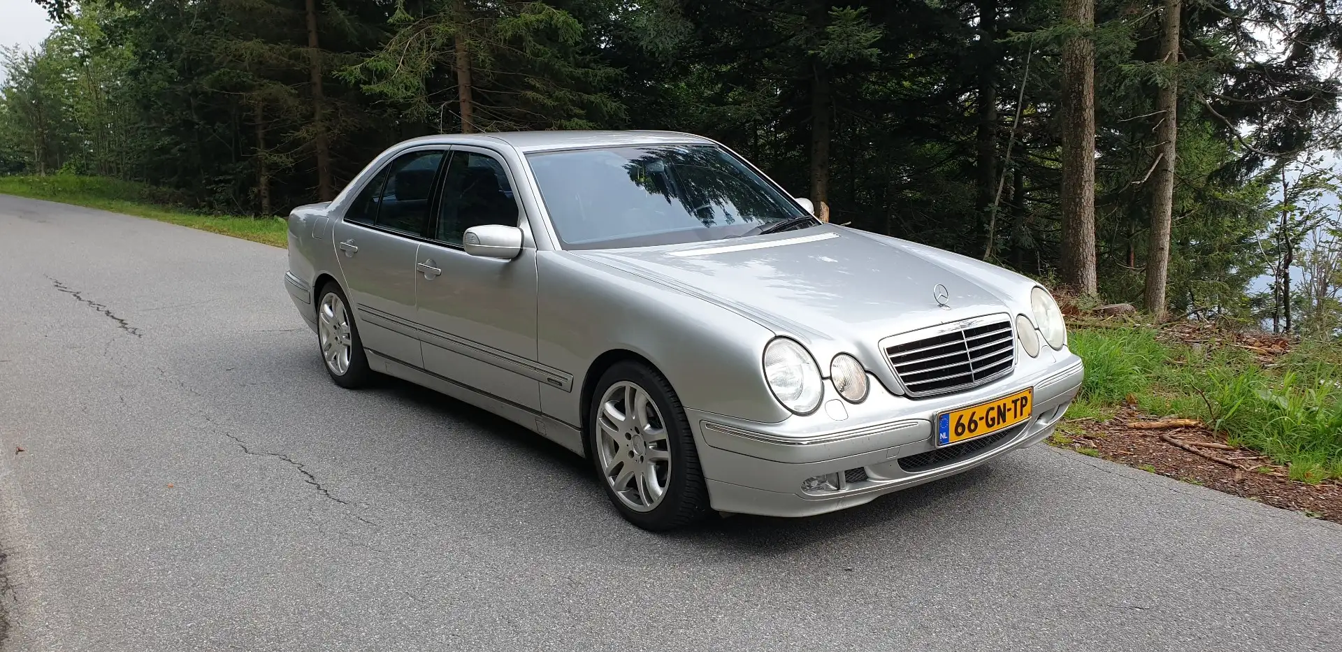 Mercedes-Benz E 220 Avantgarde srebrna - 1