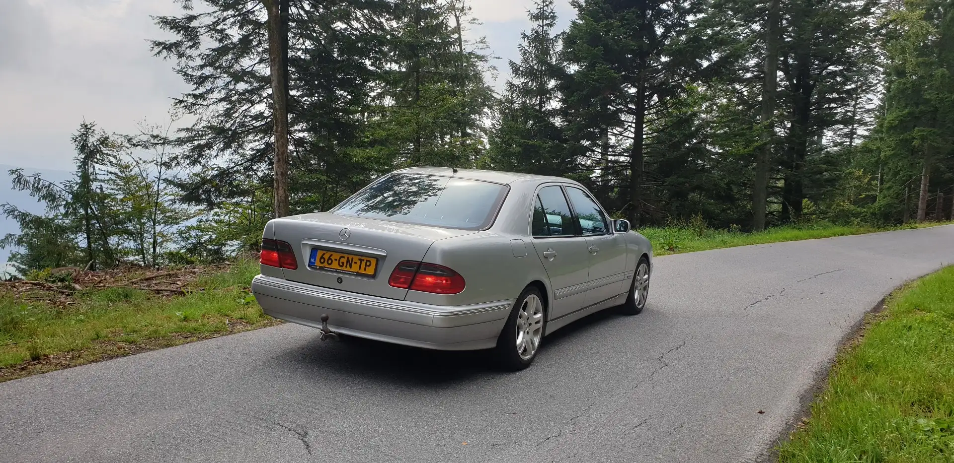 Mercedes-Benz E 220 Avantgarde srebrna - 2