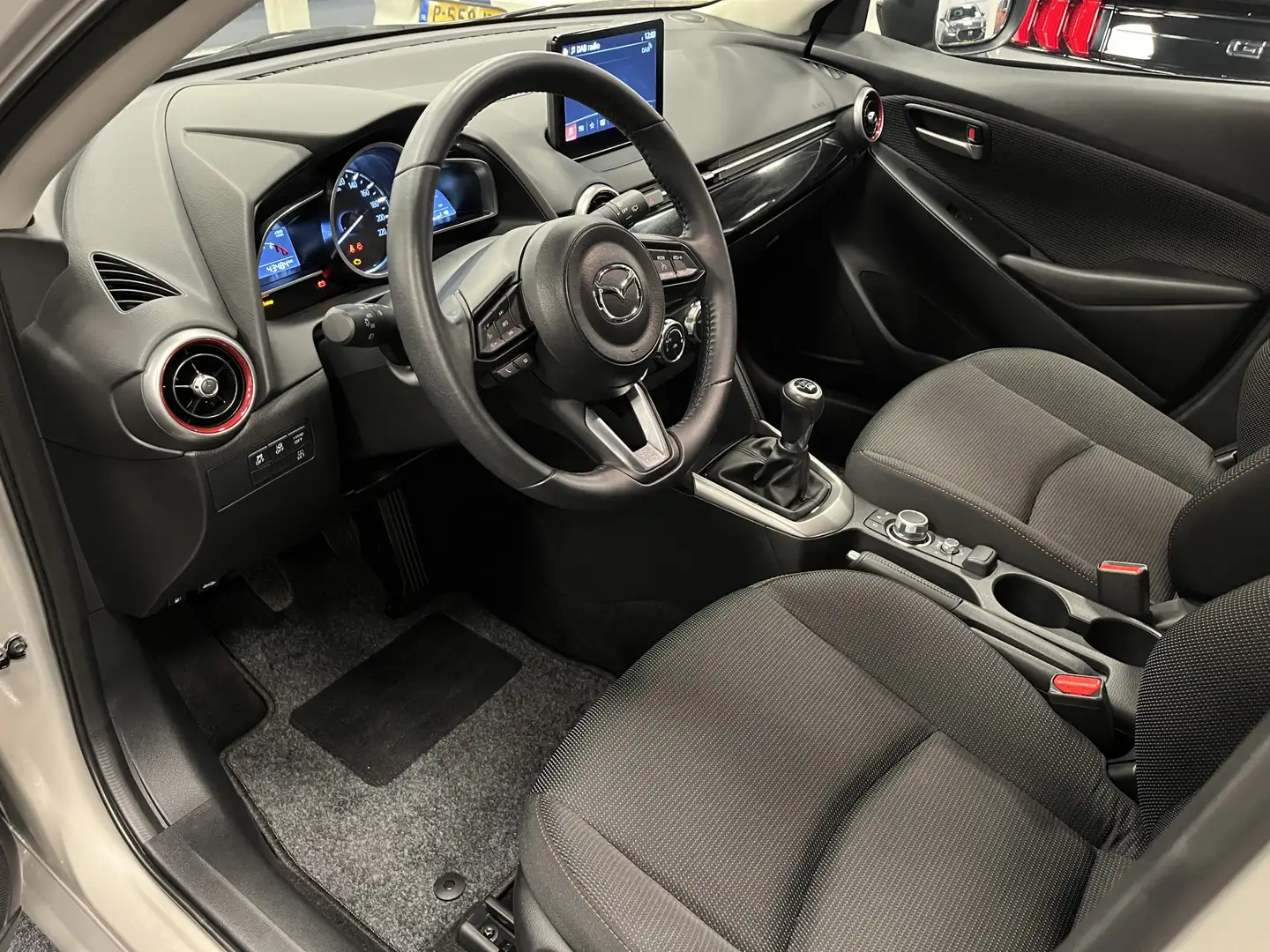 Mazda 2 1.5i SkyActiv-G Sportive 90PK Leder Navi DAB+ Appl Beige - 2
