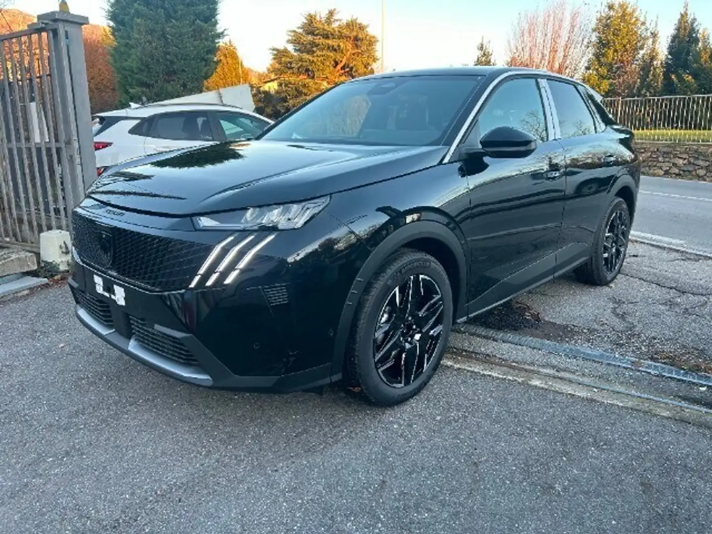 Peugeot 3008 3008 Hybrid 145 e-DCS6 Allure Schwarz - 2