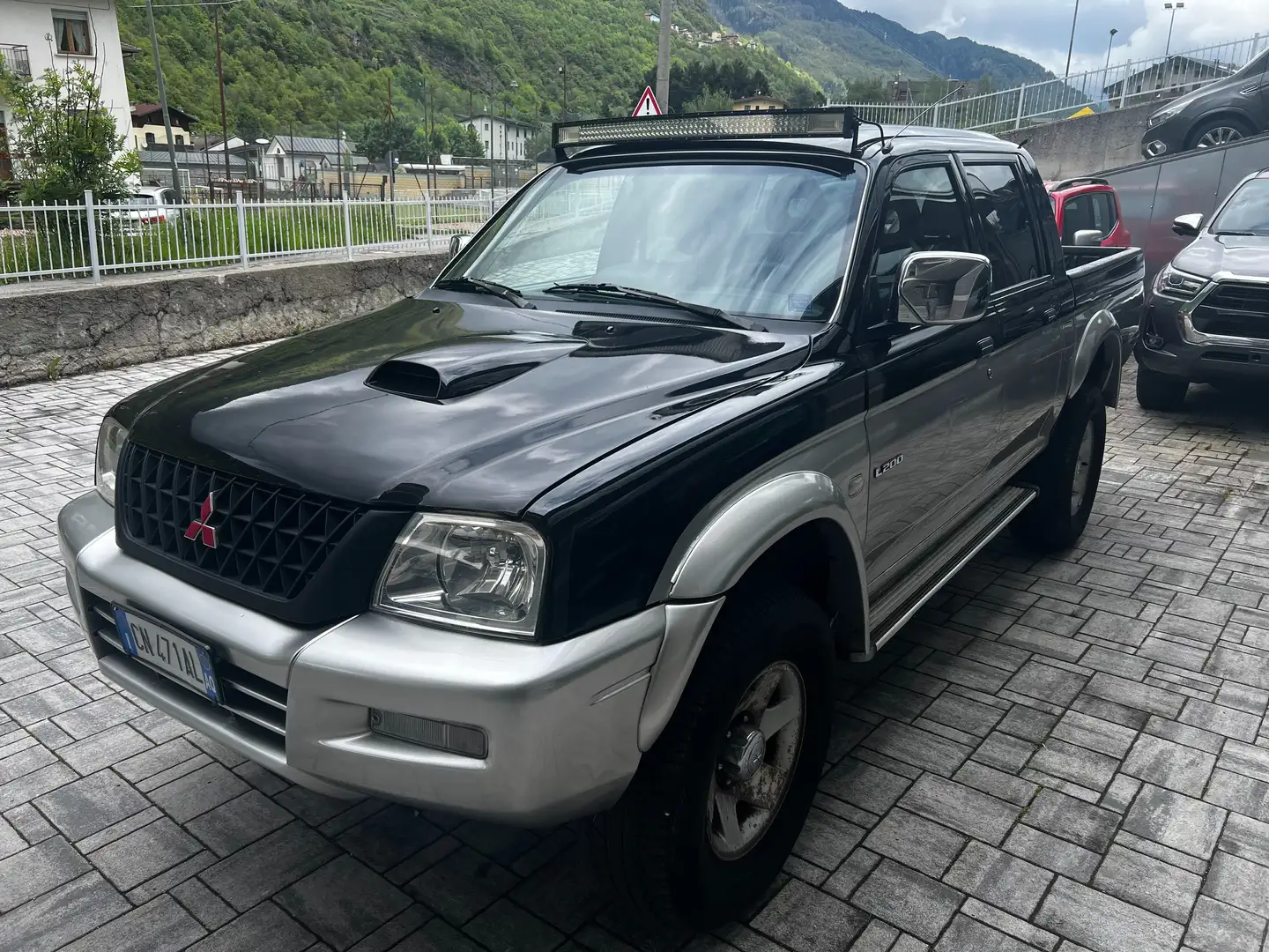 Mitsubishi L200 L200 d.cab 2.5 tdi GLS Target 4wd 115cv Negro - 2
