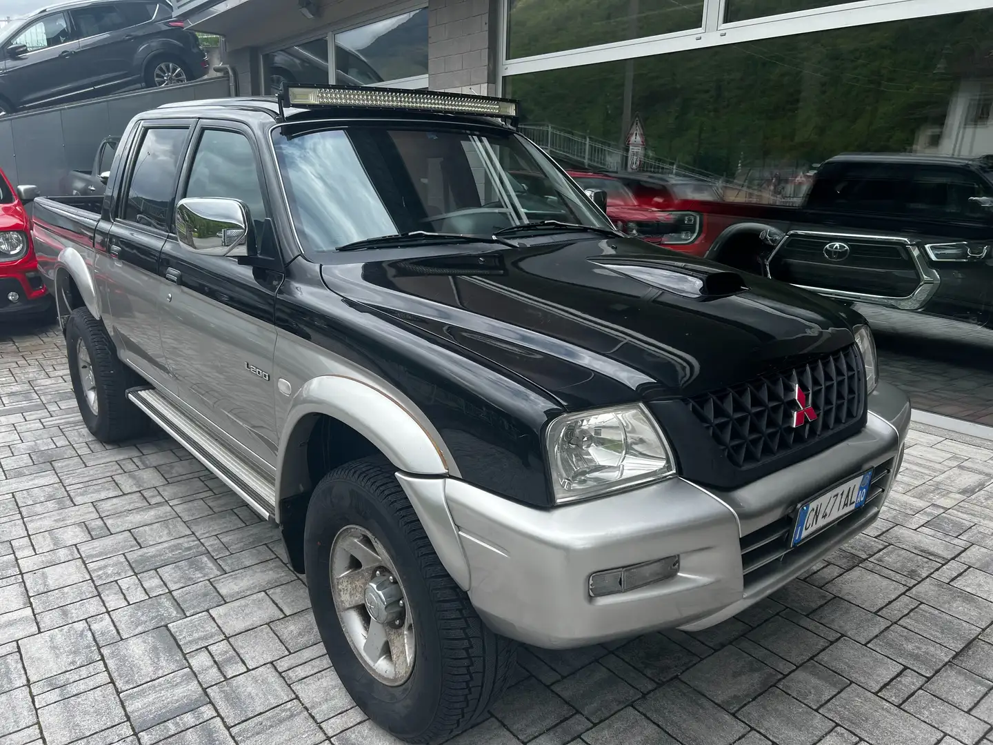 Mitsubishi L200 L200 d.cab 2.5 tdi GLS Target 4wd 115cv Negro - 1