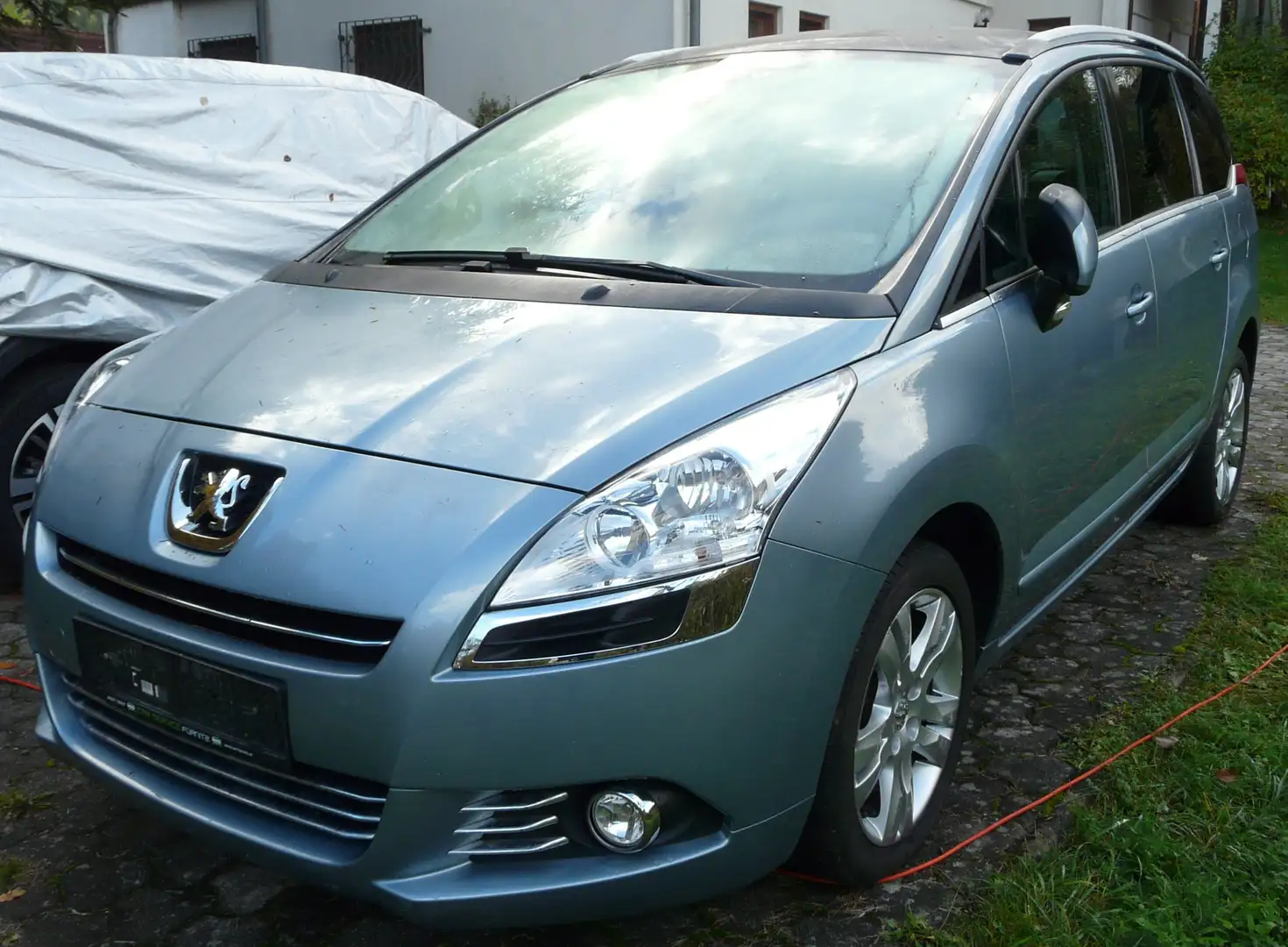 Peugeot 5008 5008 1,6 HDI ASG6 Exclusive FAP Exclusive Blau - 1