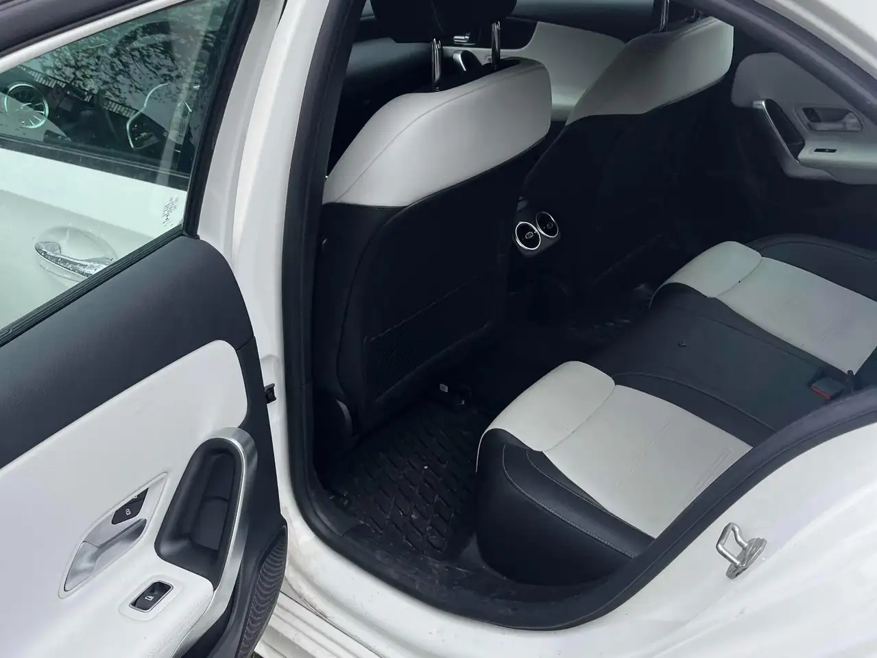 Mercedes-Benz A-Class снимка Mercedes-Benz A-Class