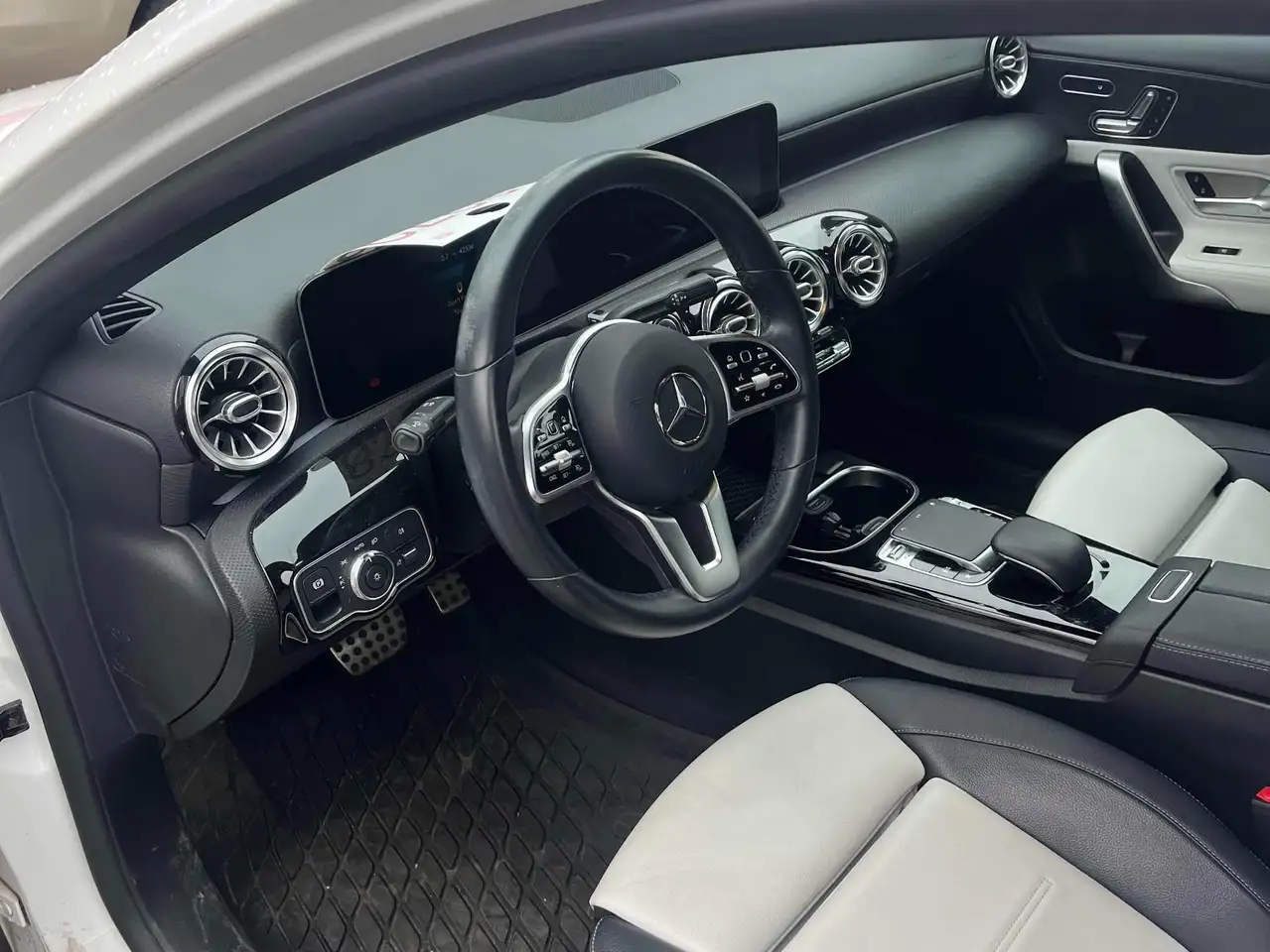 Mercedes-Benz A-Class снимка Mercedes-Benz A-Class