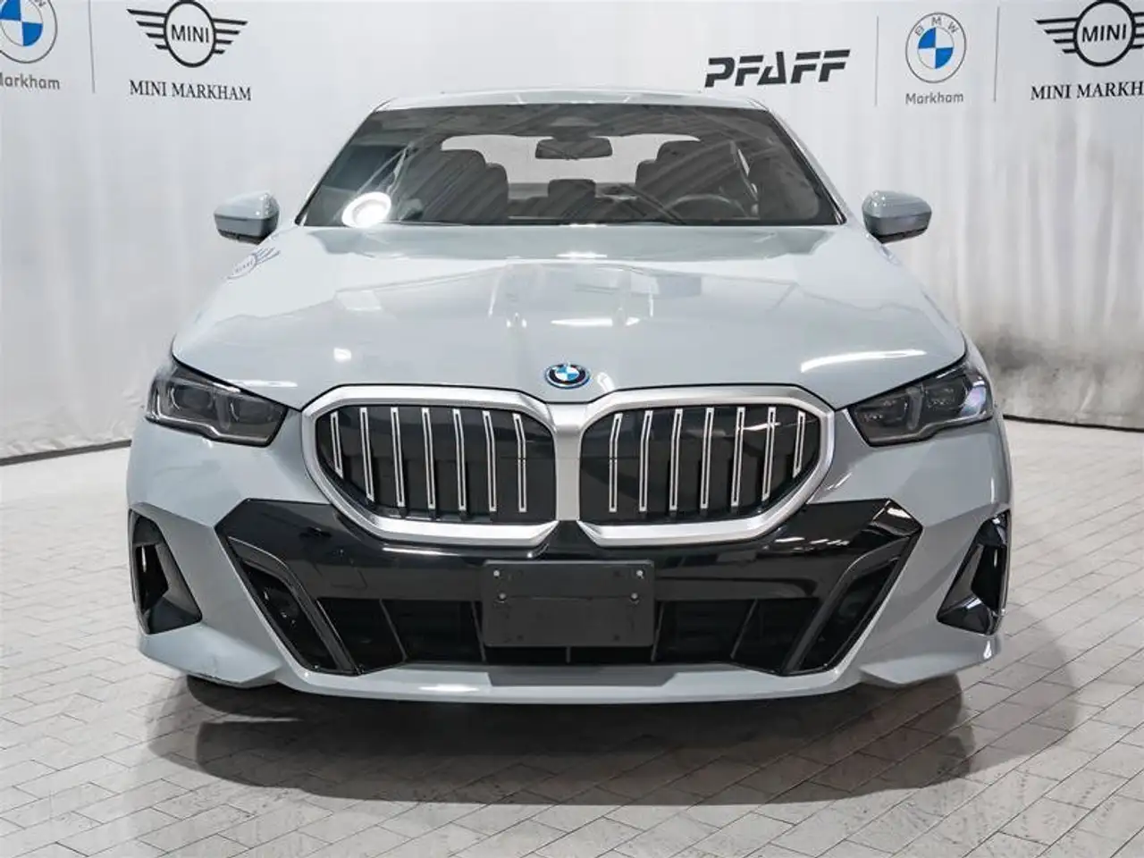 BMW 5 Series снимка BMW 5 Series