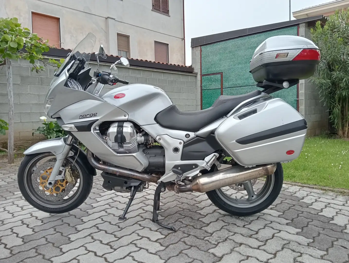 Moto Guzzi Norge 1200 Ts srebrna - 1