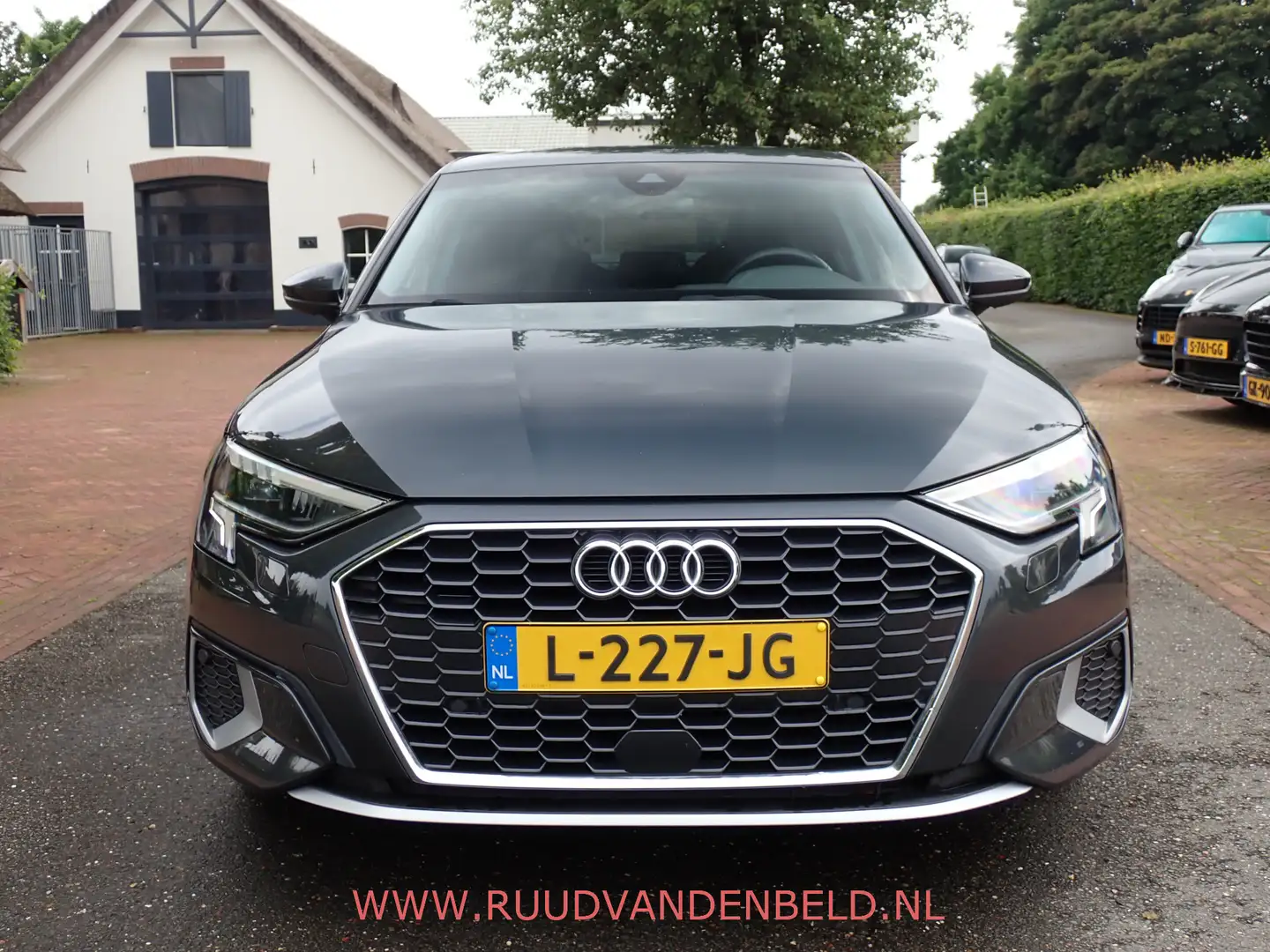 Audi A3 Limousine 30TFSI ACC/SPORTSTOEL/TREKHAAK/FULL-LED/ Grigio - 2