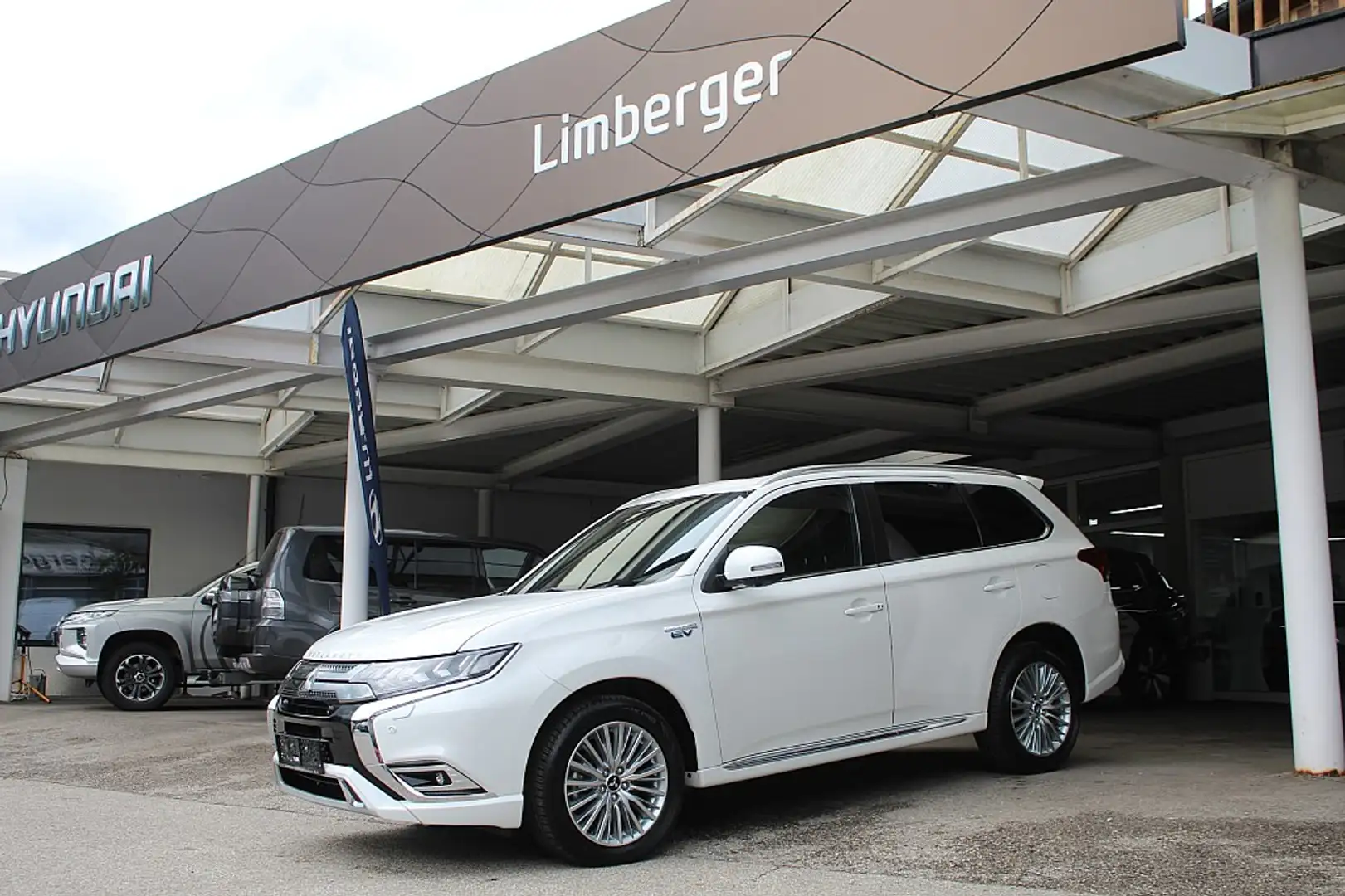 Mitsubishi Outlander 2,4 PHEV Diamond Connect Blanc - 1