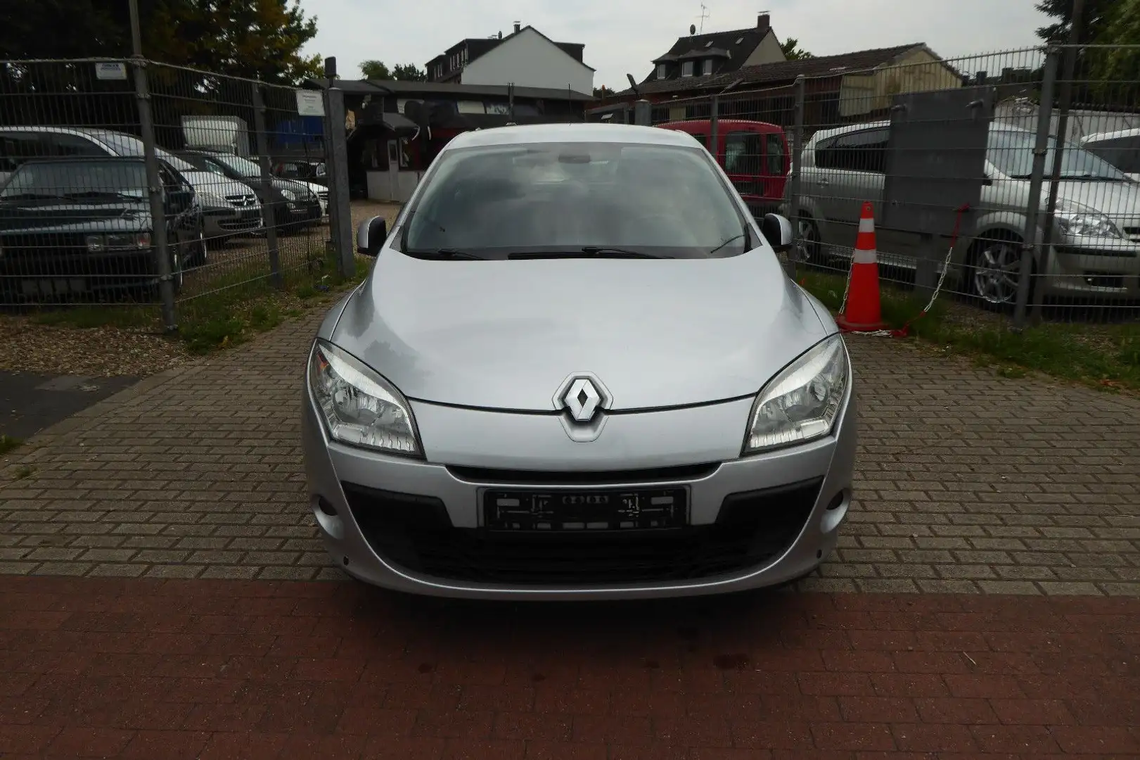Renault Megane III Lim. Dynamique/ Automatik/ Klima/ TOP Silber - 2