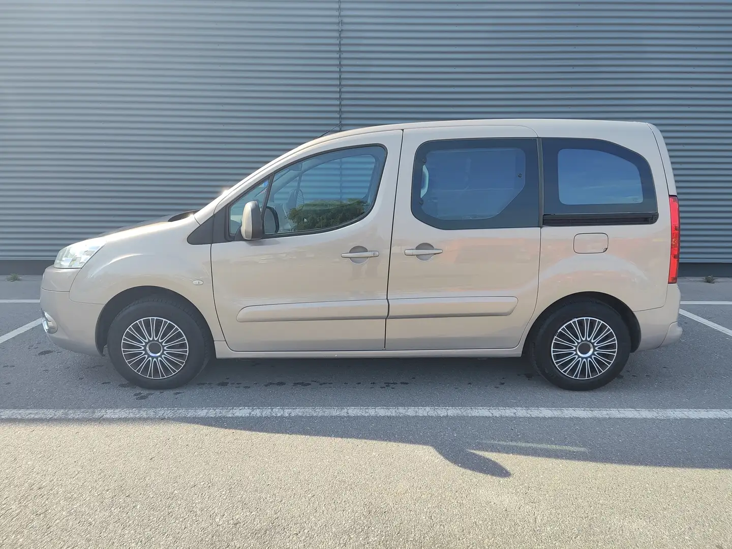 Peugeot Partner Tendance 1.6i KLIMASommer+Winterreifen=Stahlfelgen Beige - 1