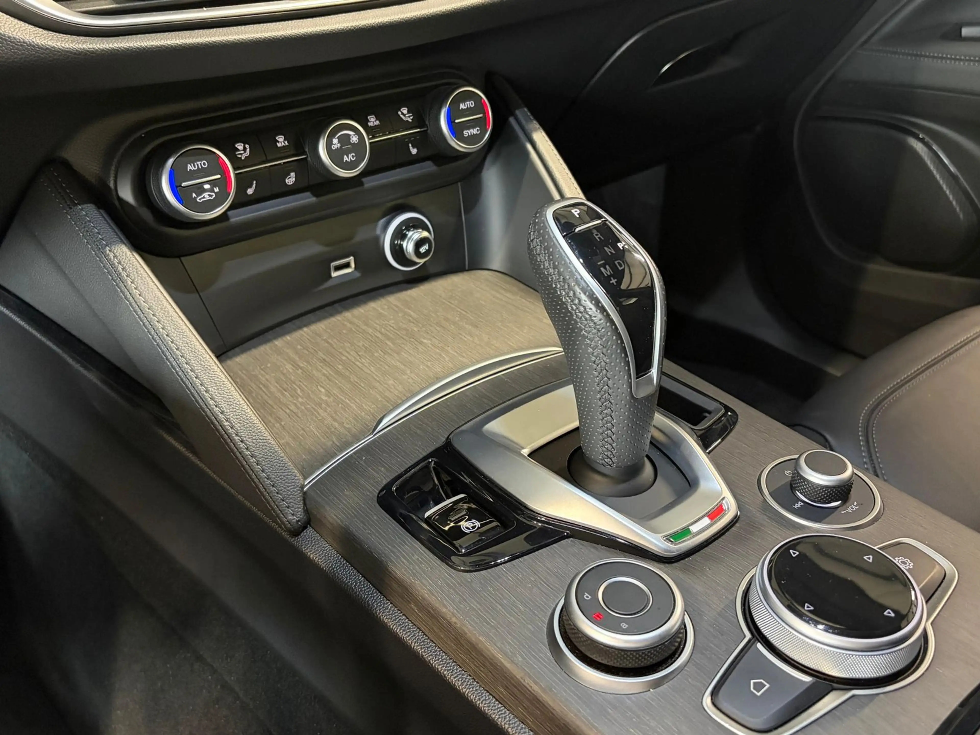 Alfa Romeo Stelvio Ti Q4 MATRIX+MEMO+ACC+KAM+TOT.W+AHK+ — photo 13
