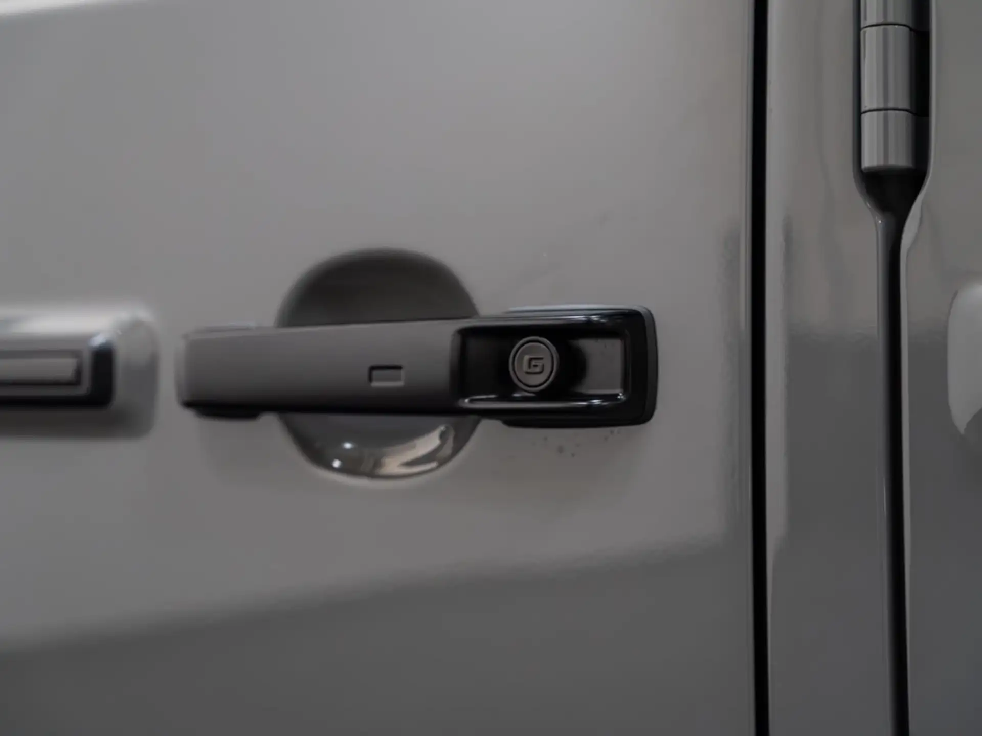벤츠 G-Class G 63 AMG 2026 건메탈 사진 8