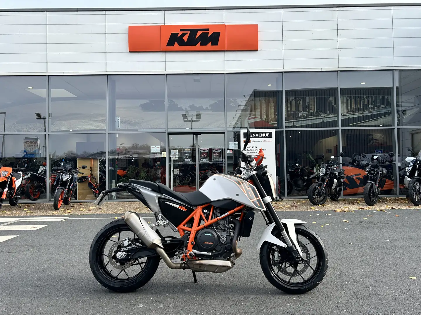 KTM 690 Duke Blanc - 1