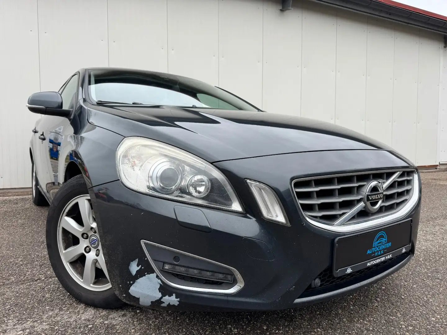 Volvo V60 Kombi Kinetic D4 *XENON*KLIMA*SHZ*AHK* Grau - 1