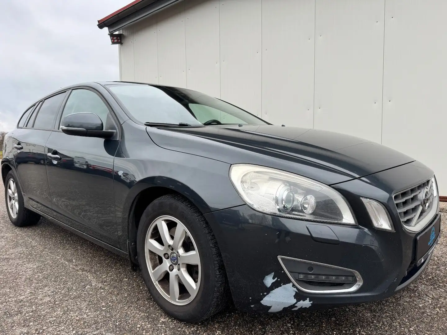Volvo V60 Kombi Kinetic D4 *XENON*KLIMA*SHZ*AHK* Grau - 2