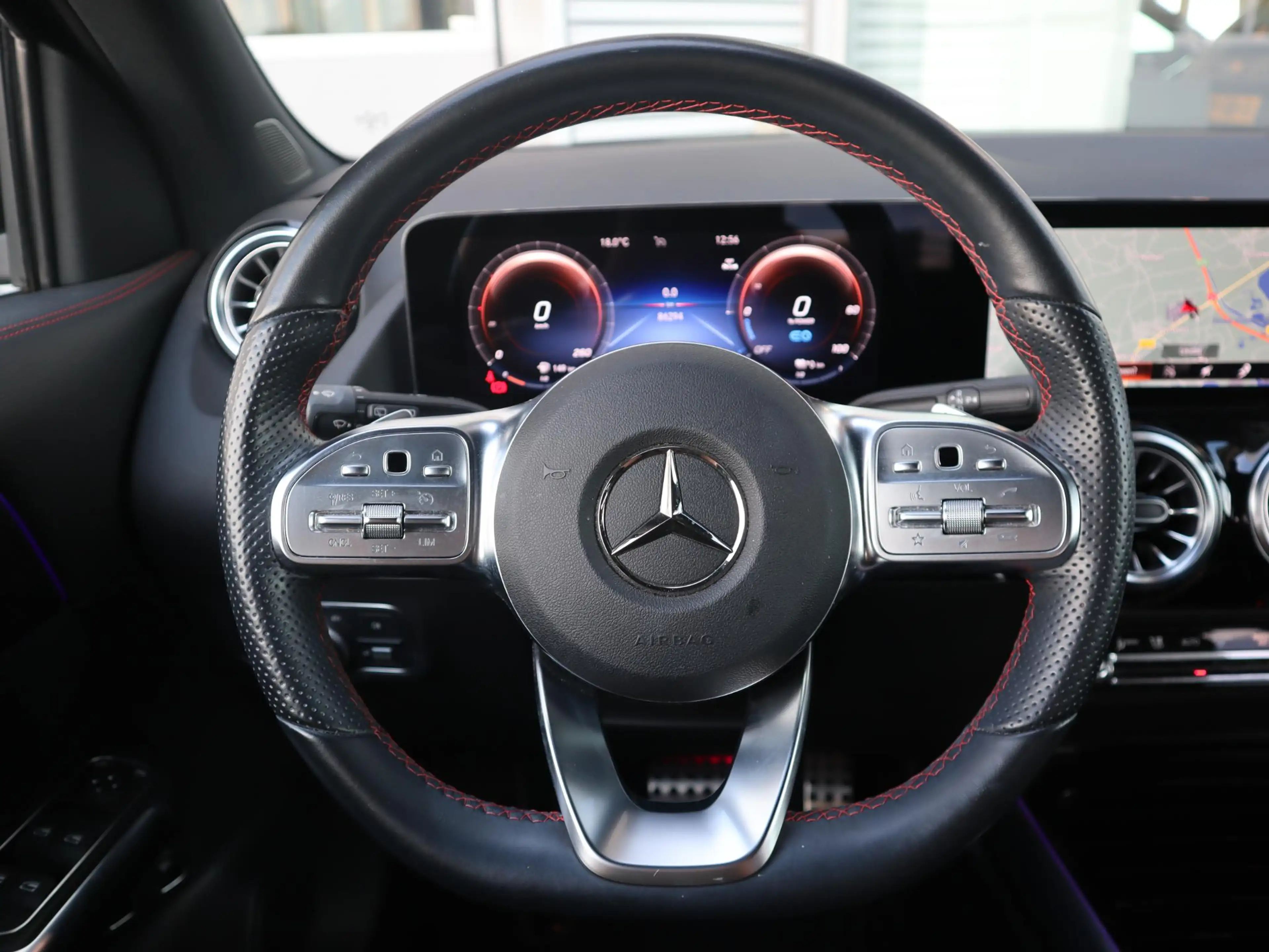 Mercedes-Benz GLA 250 e AMG Line — photo 12