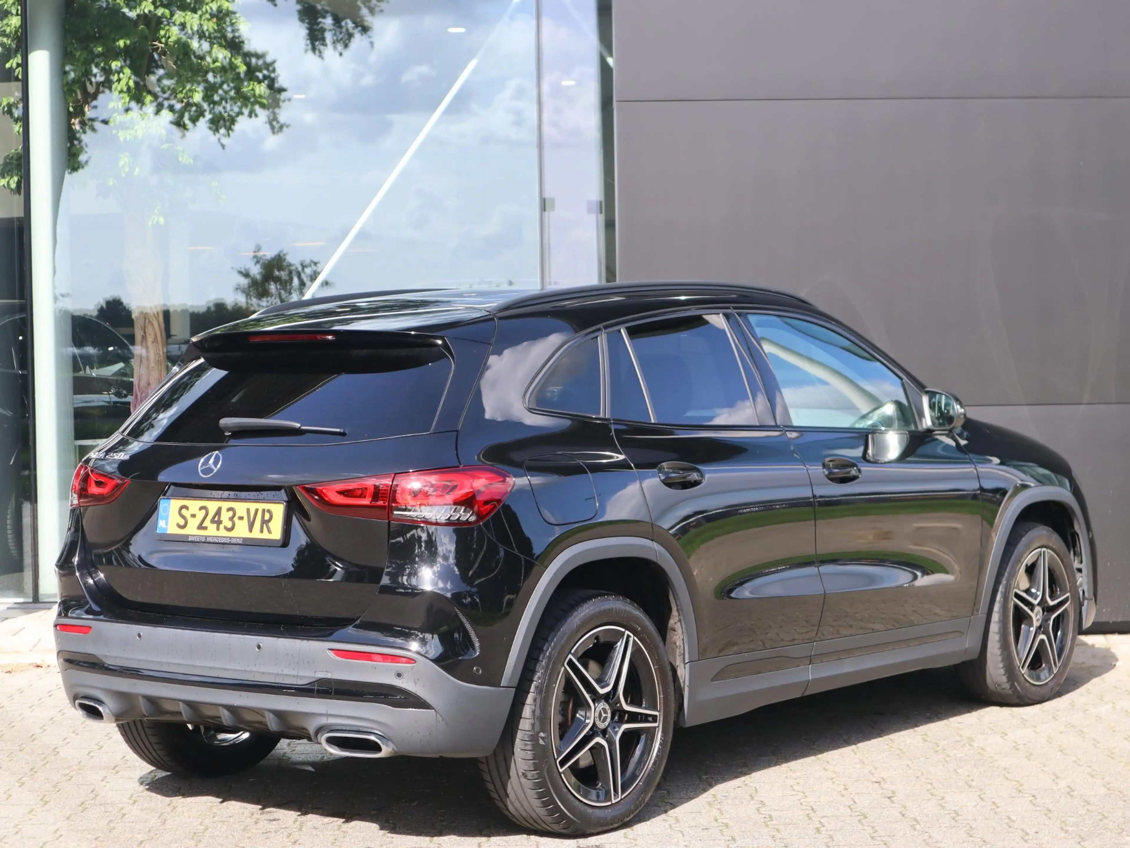 Mercedes-Benz GLA 250 e AMG Line — photo 2