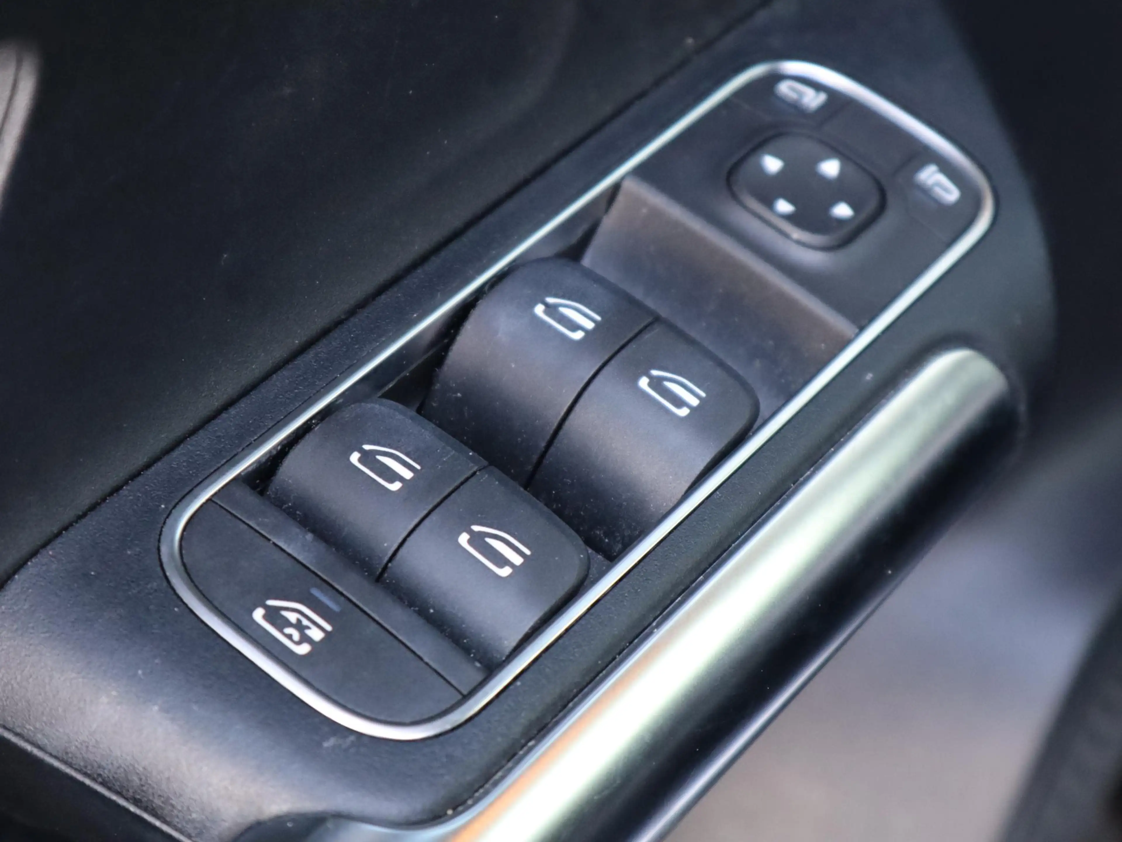 Mercedes-Benz GLA 250 e AMG Line — photo 13