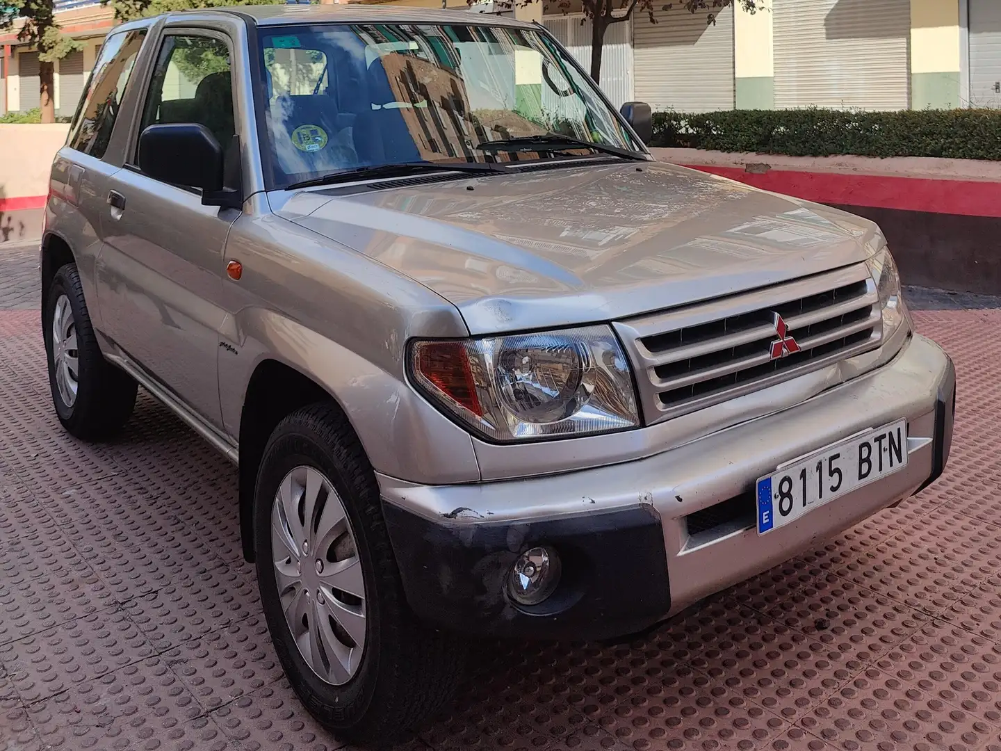 Mitsubishi Montero Montero iO 1.8 GDI Plus Plus Gris - 2