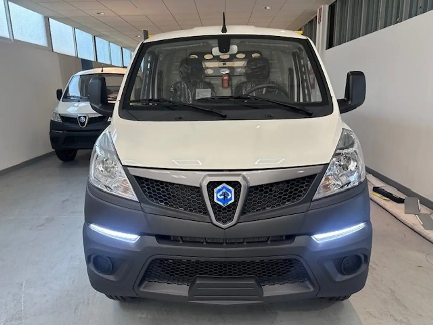 Piaggio Porter NP6 TWB CHASS 300 LR GPL TOP  (260 cm x 180 cm) Blanc - 2