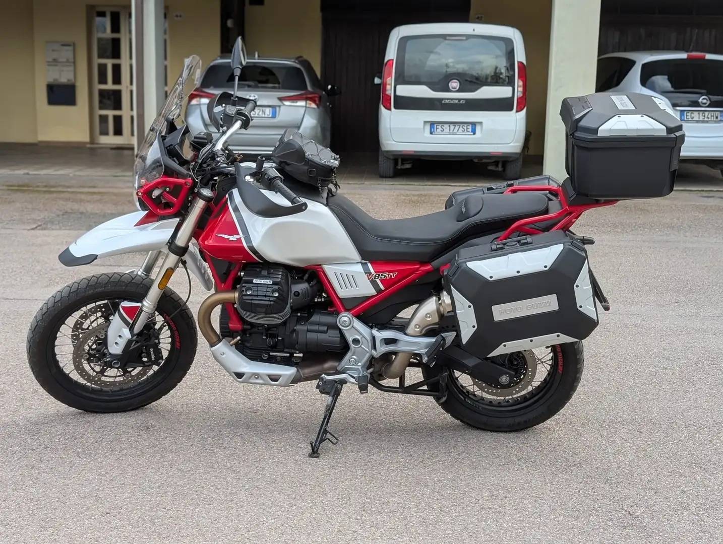 Moto Guzzi V 85 TT Roşu - 1