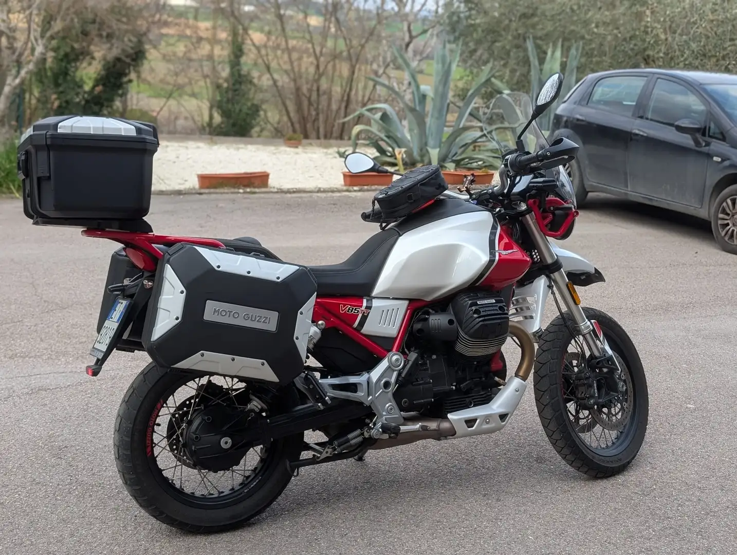 Moto Guzzi V 85 TT Roşu - 2