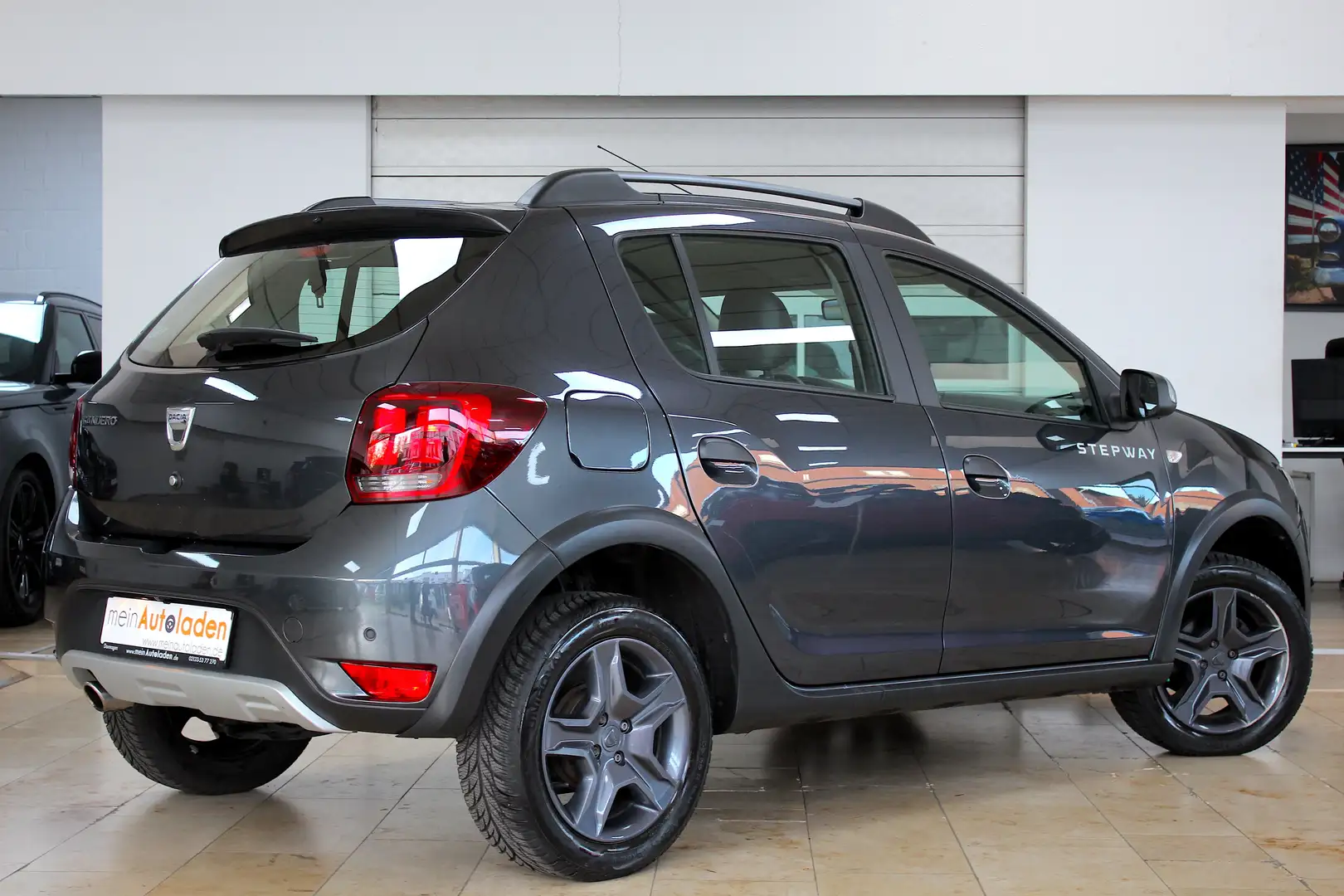 Dacia Sandero TCe 90 Stepway Aut. *BEHINDERTENUMBAU*NAVI*KAMERA* Grau - 2