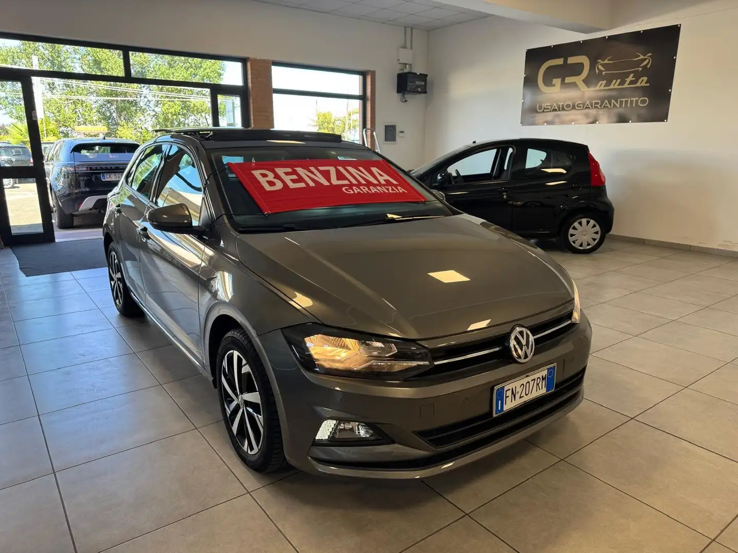 Volkswagen Polo Polo VI 2017 5p 1.0 mpi Comfortline 65cv Gris - 1