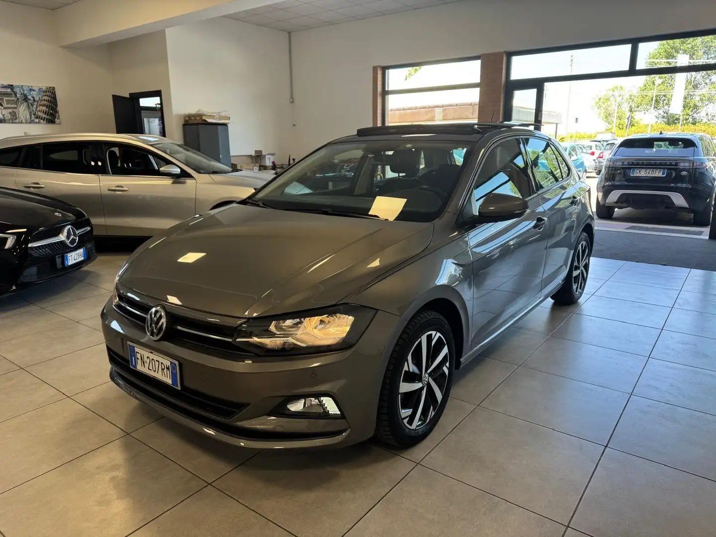 Volkswagen Polo Polo VI 2017 5p 1.0 mpi Comfortline 65cv Gris - 2