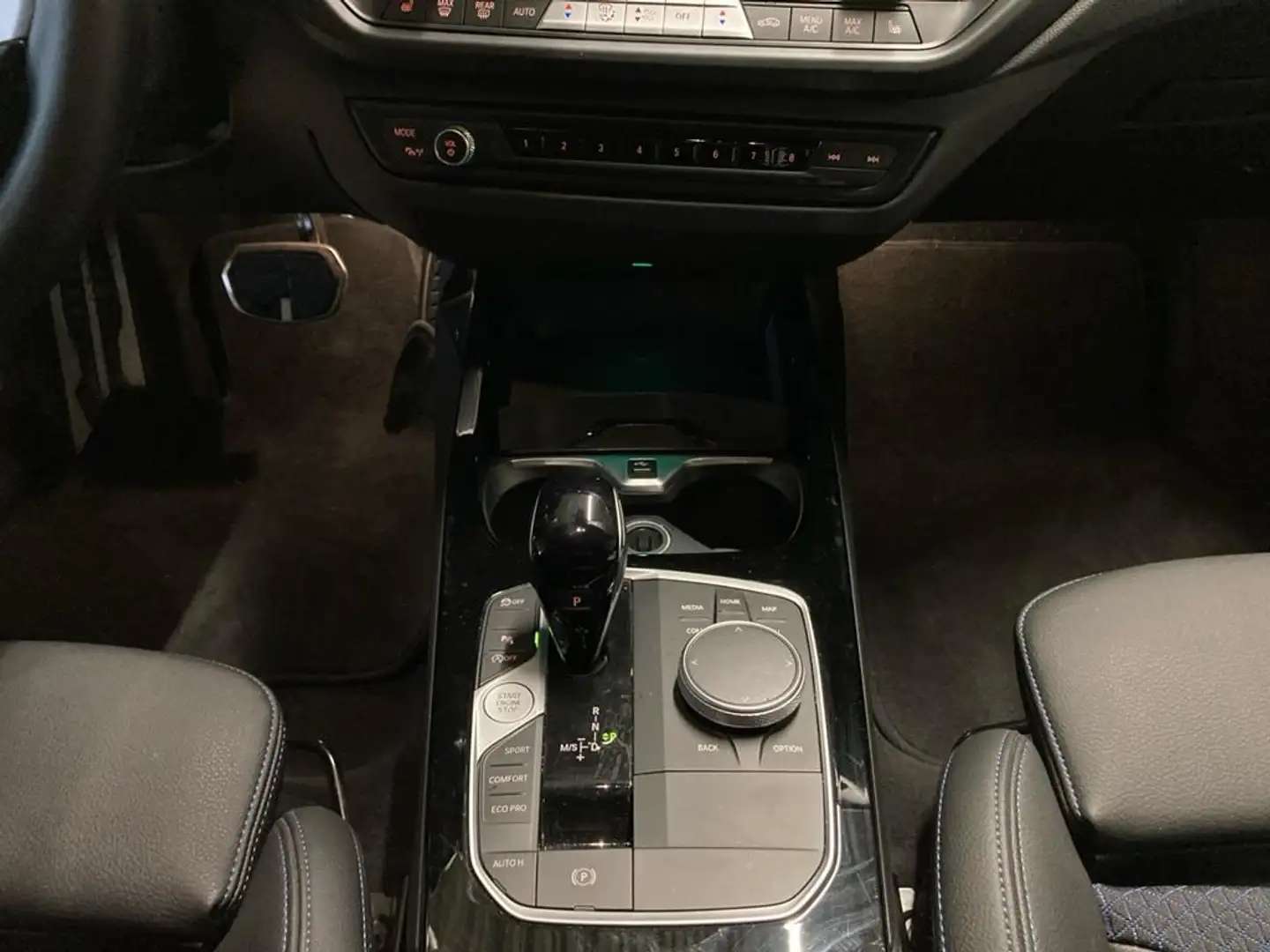 BMW 218 M Sport Schwarz - 2