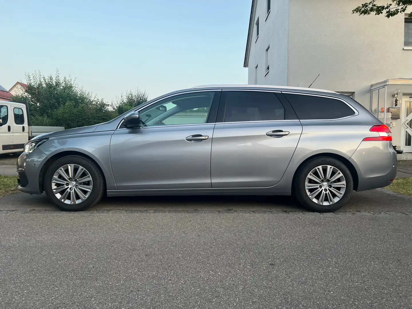 Peugeot 308 SW 1.5 BlueHDi 130 PS, LED, NAVI, Kamera, SHZ, AHK Grau - 1