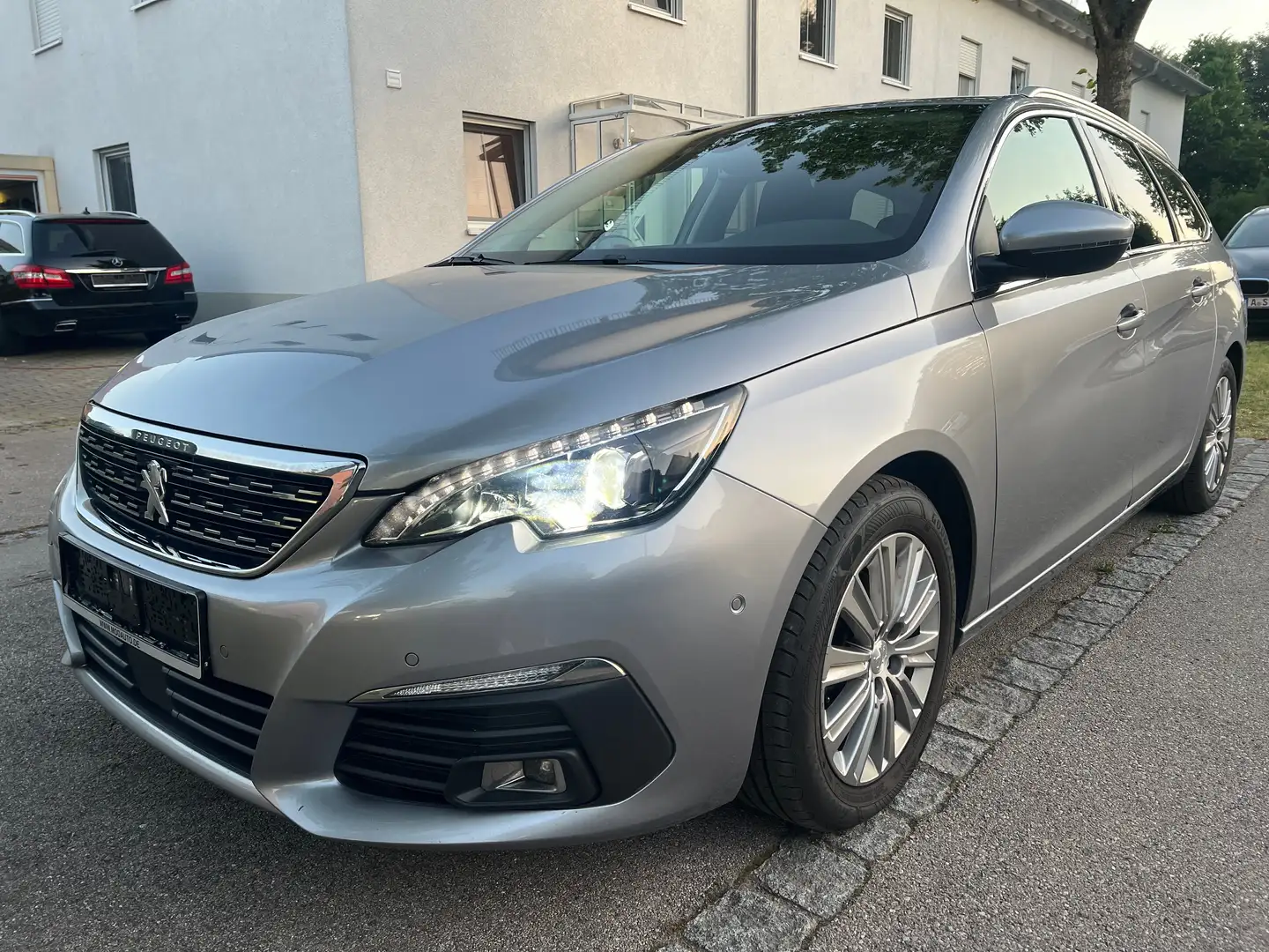 Peugeot 308 SW 1.5 BlueHDi 130 PS, LED, NAVI, Kamera, SHZ, AHK Grau - 2