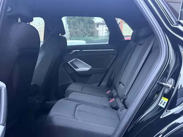 Audi Q3 view 8