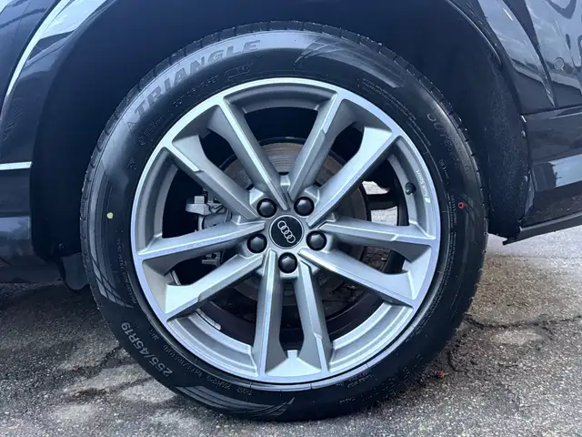 Audi Q3 view 16