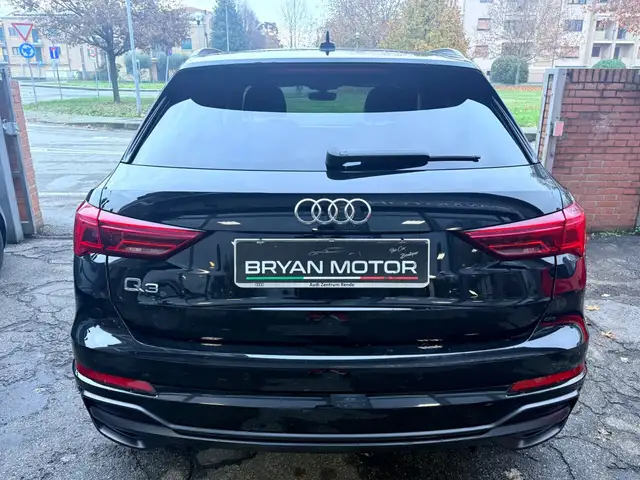 Audi Q3 view 3