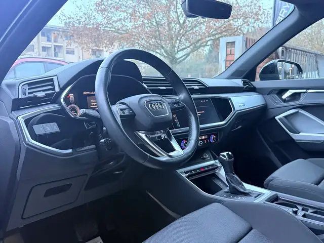 Audi Q3 view 11