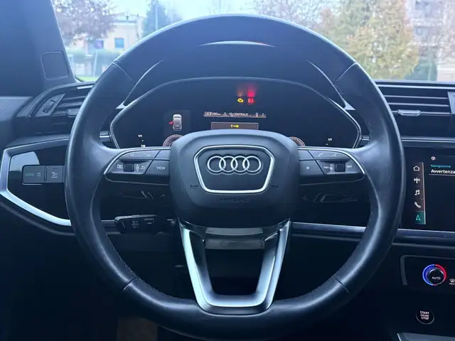 Audi Q3 view 12